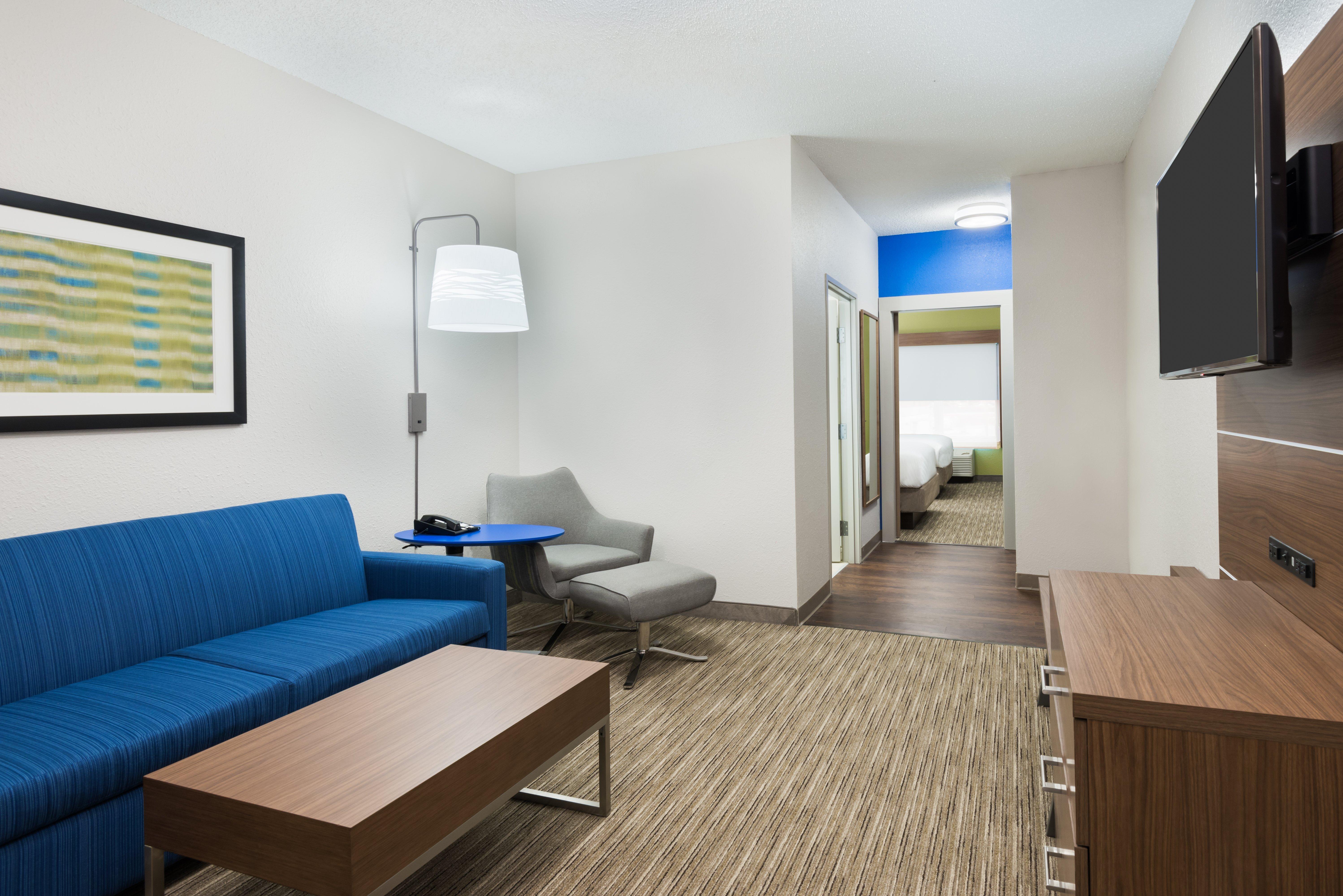 Holiday Inn Express & Suites - Columbus Airport East By Ihg Exterior photo