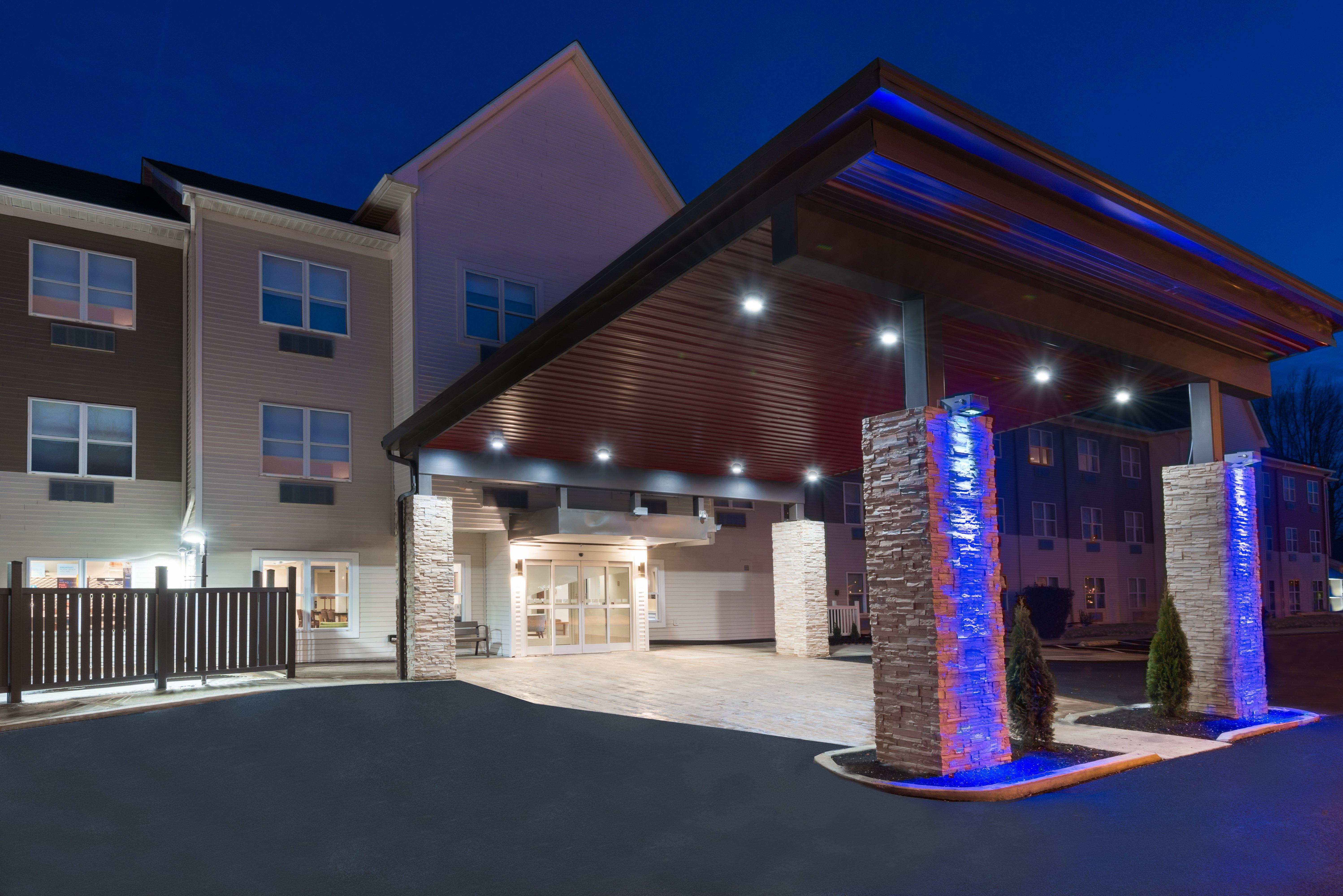 Holiday Inn Express & Suites - Columbus Airport East By Ihg Exterior photo