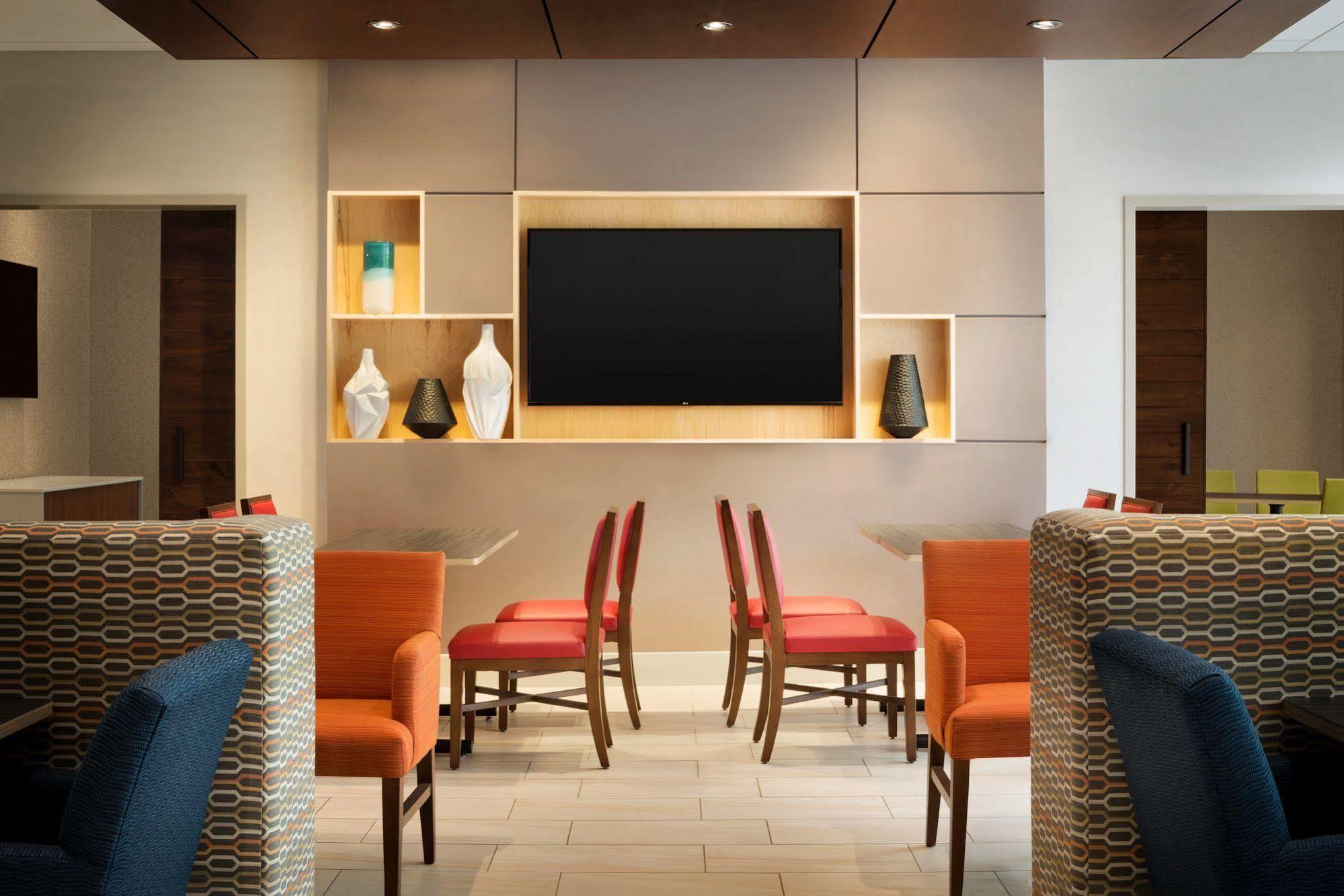 Holiday Inn Express & Suites - Columbus Airport East By Ihg Exterior photo