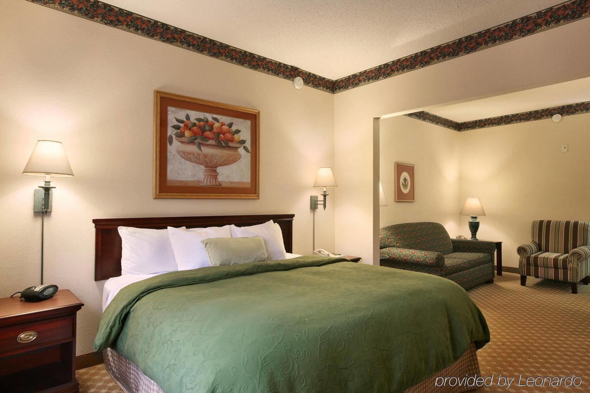 Holiday Inn Express & Suites - Columbus Airport East By Ihg Exterior photo