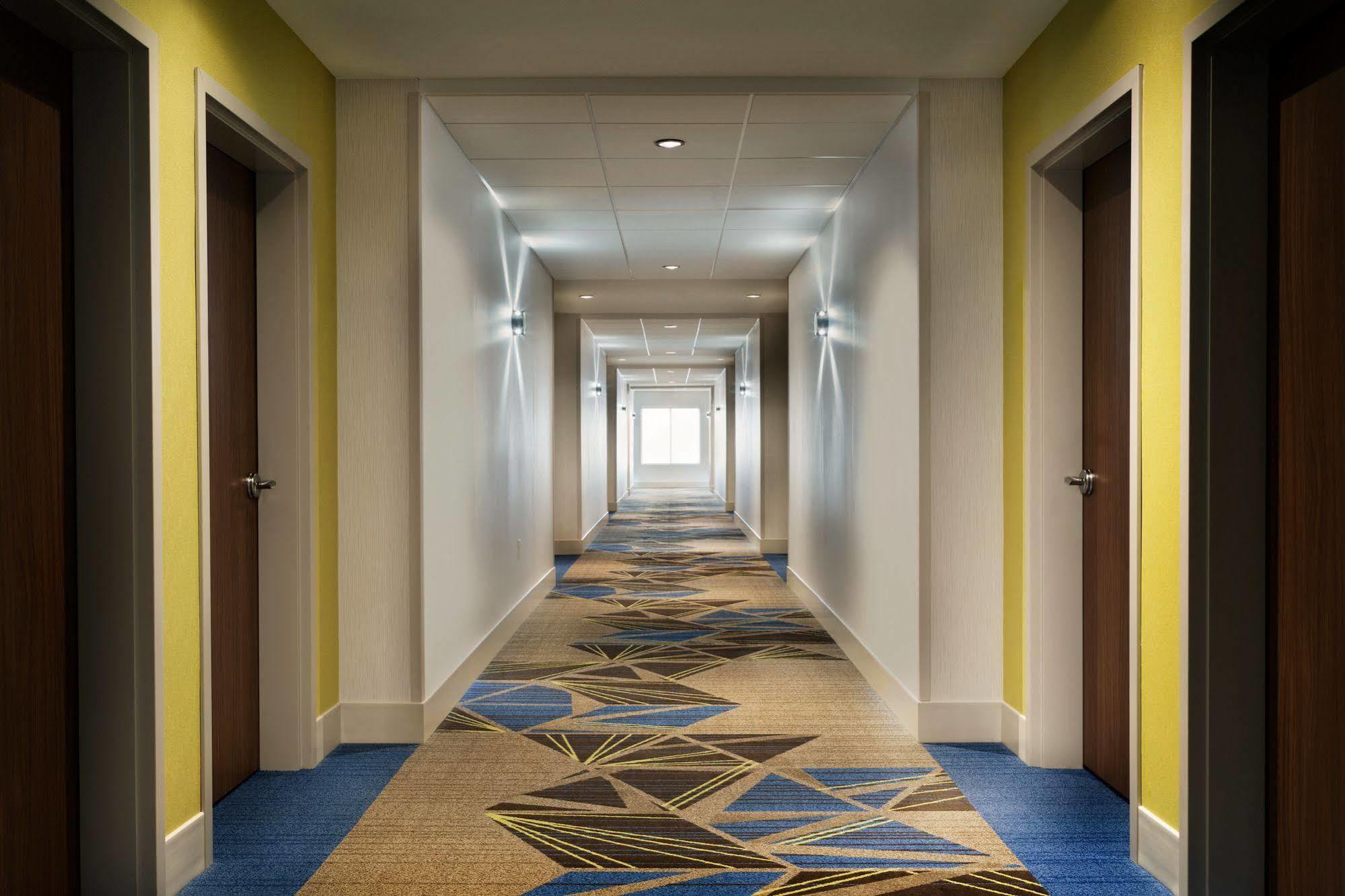 Holiday Inn Express & Suites - Columbus Airport East By Ihg Exterior photo