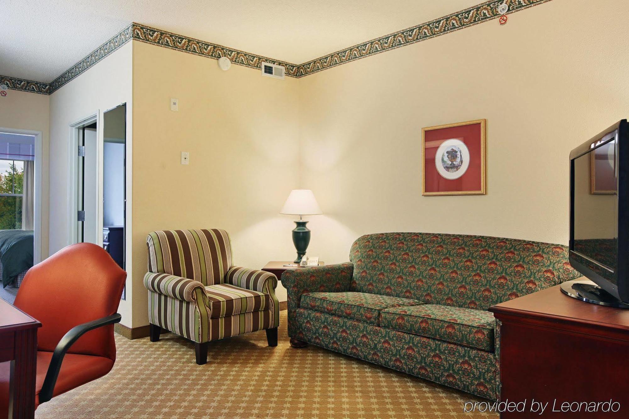 Holiday Inn Express & Suites - Columbus Airport East By Ihg Exterior photo
