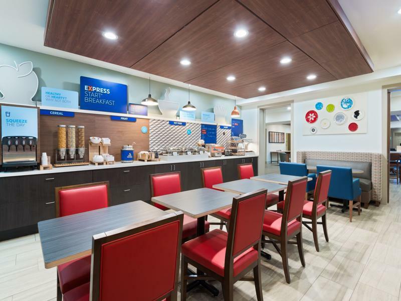Holiday Inn Express & Suites - Columbus Airport East By Ihg Exterior photo